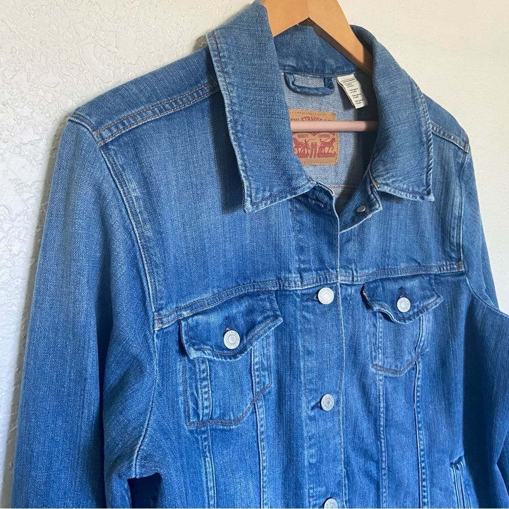 Levi’s Women’s Trucker Jacket In Medium Wash - Picture 4 of 8